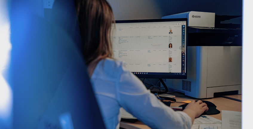 Специалист УЦ-ПРО работает с реестром документов, чтобы внести данные в ФИС ФРДО